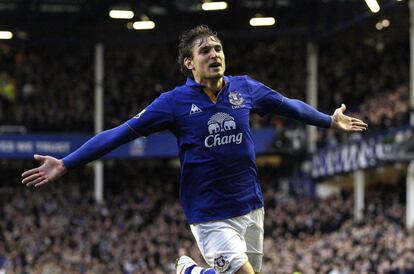 El jugador del Everton Nikica Jelavic celebra el gol que dio la victoria al Everton ante el Tottenham.