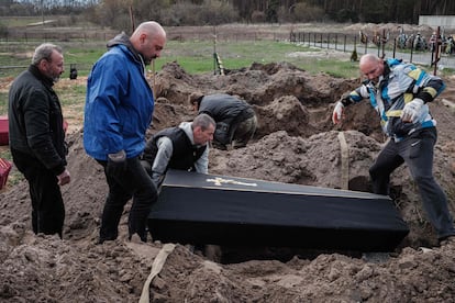 Una cuadrilla de hombres entierra el ataúd de Mikhaiylo Kovalenko, asesinado a tiros en la calle Yablonska, en Bucha, el 5 de marzo de 2022. Tras las muertes de unas 400 personas, la Unión Europea ha convertido la calle Yablonska y barrios adyacentes en la principal prueba de cargo para juzgar por crímenes de guerra a las tropas de Vladímir Putin.