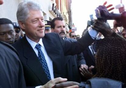 Bill Clinton, saludando el viernes a un grupo de vecinos en Harlem.