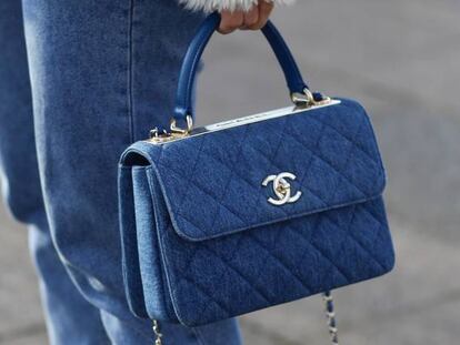 Una modelo sujeta un bolso de Chanel.