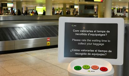 Medidor de calidad instalado junto a las citas de recogida de equipajes del aeropuerto de Barcelona-El Prat.