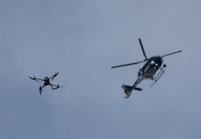 Un dron y un helicptero sobrevuelan el Congreso de los Diputados.  