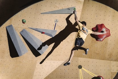 Un escalador en un rocódromo de Madrid.
