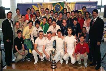 El equipo ruso ganador celebra su victoria en la &#39;Imagine Cup 2005&#39;