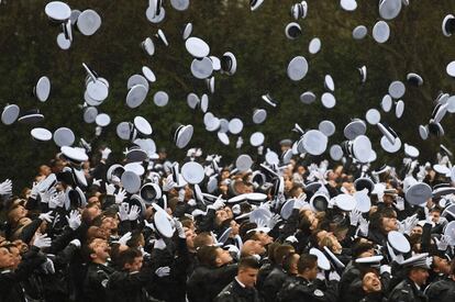 Oficiales de Policía celebran el fin del año escolar durante una ceremonia en la Ecole Nationale de Police (ENP) en Nimes, Francia.