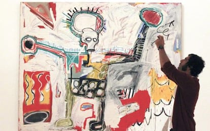 Un visitant amb un quadre de Basquiat al Museu Guggenheim de Bilbao.