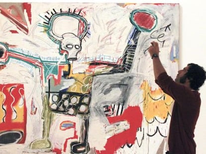 Un visitant amb un quadre de Basquiat al Museu Guggenheim de Bilbao.