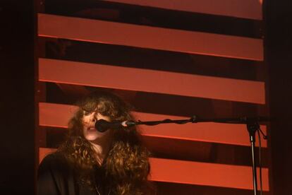 Beach House, el duo de Baltimore, durante su actuac&iacute;&oacute;n en la &uacute;ltima jornada del Primavera Sound de Barcelona.