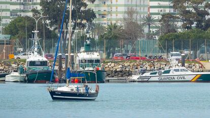 Barcos de la Guardia Civil atracados en un muelle de Cádiz, este martes.