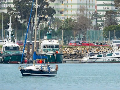 Barcos de la Guardia Civil atracados en un muelle de Cádiz, este martes.