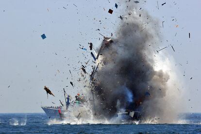 Barcos pesqueros ilegales incautados por las autoridades indonesias son destruidos por la Armada de Indonesia en el mar de Pontianak cerca de la isla de Borneo.