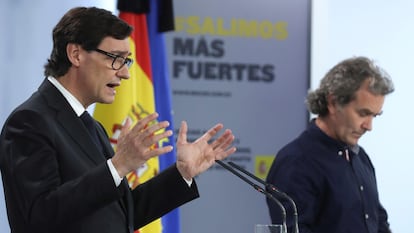 Health Minister Salvador Illa (l) and Fernando Simón of the Health Alert and Emergency Coordination Center at a news conference on Thursday.