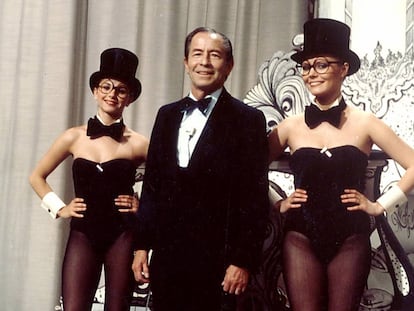 Kiko Ledgard en una imagen publicitaria tomada durante la segunda etapa del 'Un, dos, tres', emitida entre 1976 y 1978. A la izquierza, una joven Victoria Abril como azafata; a la derecha, Marián Flores.