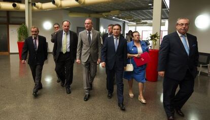 El presidente Fabra, con traje claro, antes de inaugurar unas jornadas con empresarios sobre inversión extranjera.