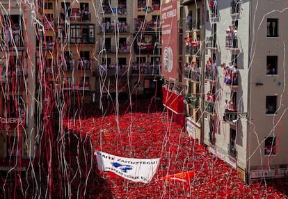 Miles de personas muestran en alto el tradicional pañuelo en la Plaza del Ayuntamiento de Pamplona durante el lanzamiento del Chupinazo.