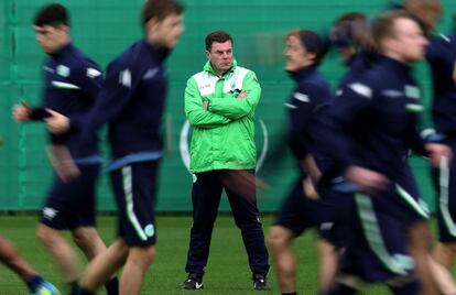 Hecking dirige el último entrenamiento del Wolfsburgo.
