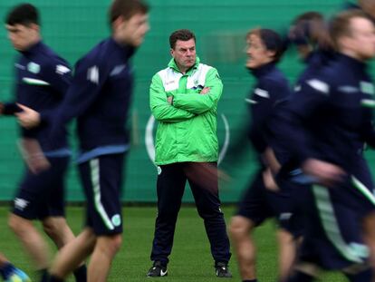 Hecking dirige el último entrenamiento del Wolfsburgo.