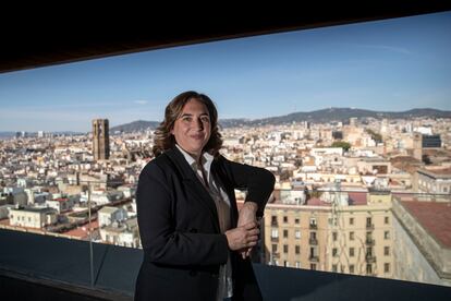 Ada Colau, cuando era alcaldesa de Barcelona, posa el 17 de octubre de 2020 en la terraza del consistorio durante una entrevista a EL PAÍS.