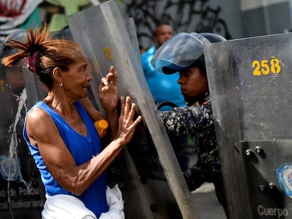 Una mujer se enfrenta a la polic&iacute;a reclamando alimentos en Caracas, Venezuela.