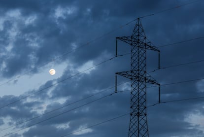 Vista de un tendido eléctrico en Salamanca.