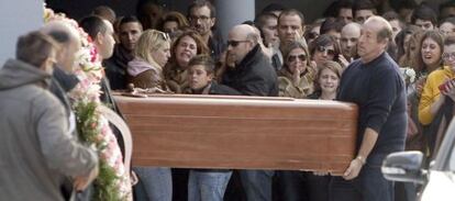 Decenas de personas en el entierro de Katia Esteban.