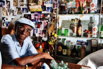 Roberto Manzano, uno de los míticos bailadores de jazz de la peña de Santa Amalia, ya fallecido. Los primeros zapatos de tap que tuvo Manzano se los fabricó él mismo a los nueve años clavando en la puntera de las suelas unas chapas de cerveza Polar.