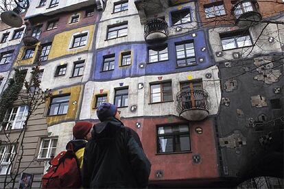 Un viaje  a Viena (en la foto, la casa de 1986 del artista  Hundertwasser) durante el puente de la Almudena, con vuelos y tres noches, sale por 470 euros por persona.