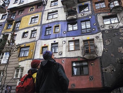 Un viaje a Viena (en la foto, la casa de 1986 del artista Hundertwasser) durante el puente de la Almudena, con vuelos y tres noches, sale por 470 euros por persona.