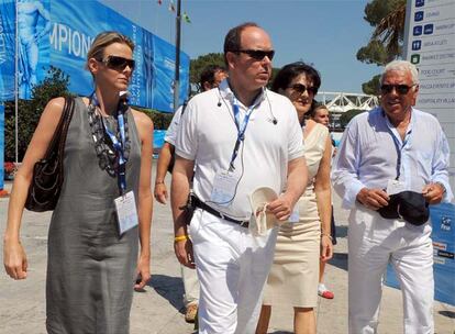 Alberto de Mnaco y su novia, la nadadora sudafricana Charlene Wittstock, pasan unos das en Italia. El motivo: asistir al Mundial de Natacin de Roma 2009 que se celebra en el Foro Itlico de la ciudad.