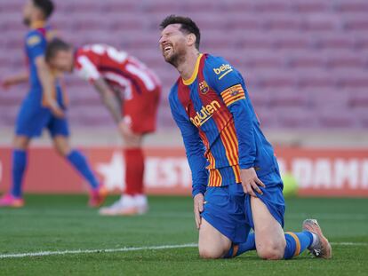 Messi se lamenta de una ocasión perdida ante el Atlético.