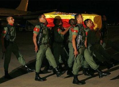 Un grupo de soldados traslada el féretro de uno de los dos soldados fallecidos en Afganistán el pasado lunes