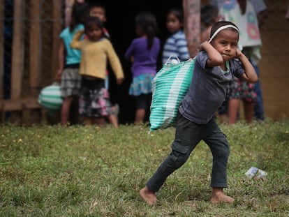 Un niño pasa delante de una escuela llevando comida en Cobán, Alta Verapaz, Guatemala.