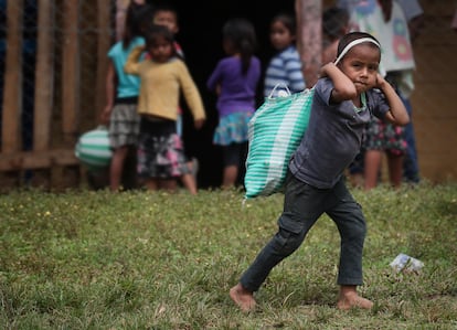 Un niño pasa delante de una escuela llevando comida en Cobán, Alta Verapaz, Guatemala.