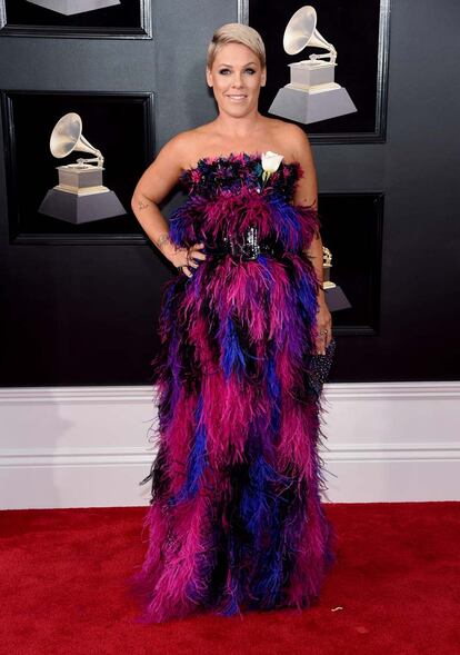 Pink se atrevió con uno de los vestidos más coloridos de la alfombra roja de los Grammys 2018. Es de Armani Privé.