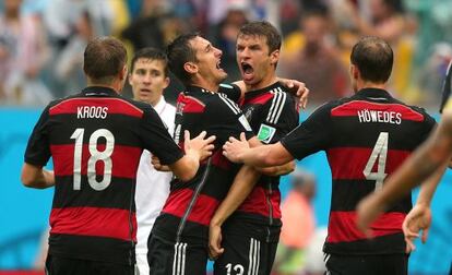 Müller festeja un gol con Alemania.