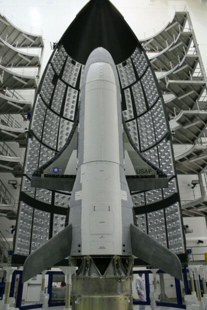 El minitransbordador espacial X-37B ha sido colocado en la punta de un cohete Atlas-5, listo para el lanzamiento