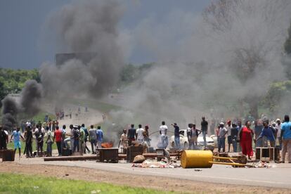 Una barricada bloquea el paso a una carretera durante los incidentes.