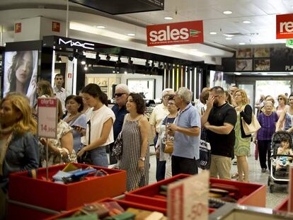 Clientes en el primer día de rebajas de unos grandes almacenes de Sevilla