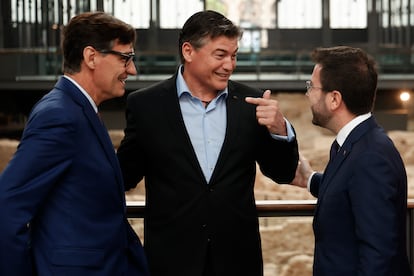 El presidente de Pimec, Antoni Cañete, entre Salvador Illa (PSC) y el presidente en funciones de la Generalitat, Pere Aragonès, este abril.