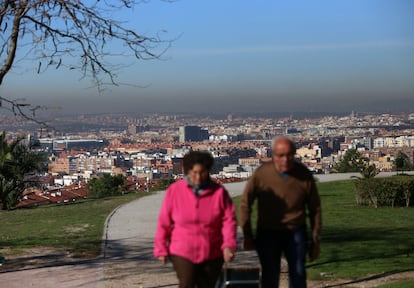 El departamento de Medio Ambiente y Movilidad del Ayuntamiento, responsable de la adopción de la medida, ha calificado de "completa normalidad" la situación de los viales y ha precisado que la situación ha sido comparable a la de un día de niebla. En la imagen, vista de la nube de contaminación sobre la capital.