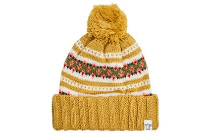 Gorro con estampado alpino y pompón. Es de Pull and Bear y solo cuesta 7,99 euros.