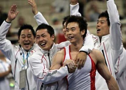 Los gimnastas nipones cantan su victoria.