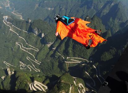 Un planeador con un traje aéreo participa de la cuarta edición del Red Bull World Wingsuit League Grand Prix en China tirándose de la cima de la montaña Tianmen.