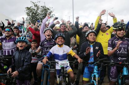 Seguidores colombianos celebran la victoria de su compatriota, Egan Bernal, en Zipaquira (Colombia). 