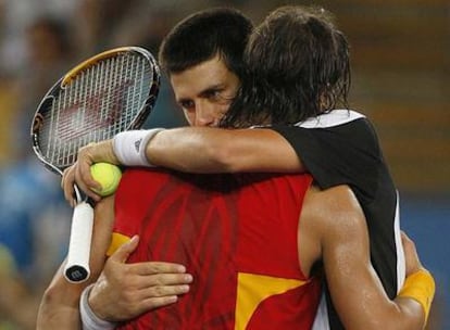 Rafael Nadal se abraza con Novak Djokovic.