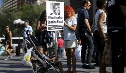 Varias personas protestan el pasado miércoles frente a la cárcel de Texas donde fue hallada muerta Sandra Bland.