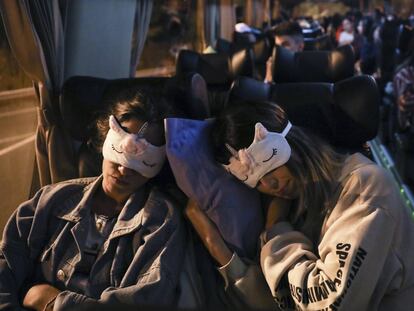 Unas jóvenes duermen en el autobús a Burriana.