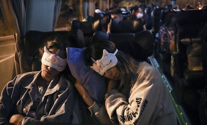 Unas jóvenes duermen en el autobús a Burriana.