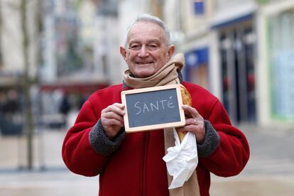 Francois Dore, 83, retired, holds a blackboard with the word "sante" (health), the most important election issue for him, as he poses for Reuters in Chartres, France February 1, 2017. He said: "I have a toothache, and I couldn't find a dentist." REUTERS/Stephane Mahe SEARCH "ELECTION CHARTRES" FOR THIS STORY. SEARCH "THE WIDER IMAGE" FOR ALL STORIES