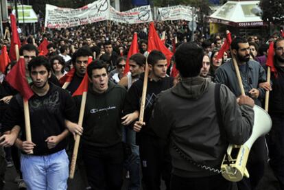 Manifestación de estudiantes contra las reformas del Gobierno griego y la falta de expectativas laborales, ayer en Atenas.